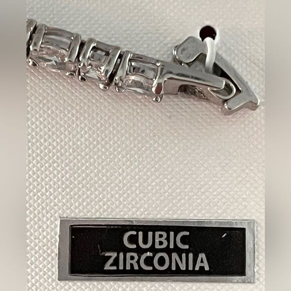 Single Strand Cubic Zirconia Bracelet 10N S CZ NWT (Box Included) - Picture 3 of 3